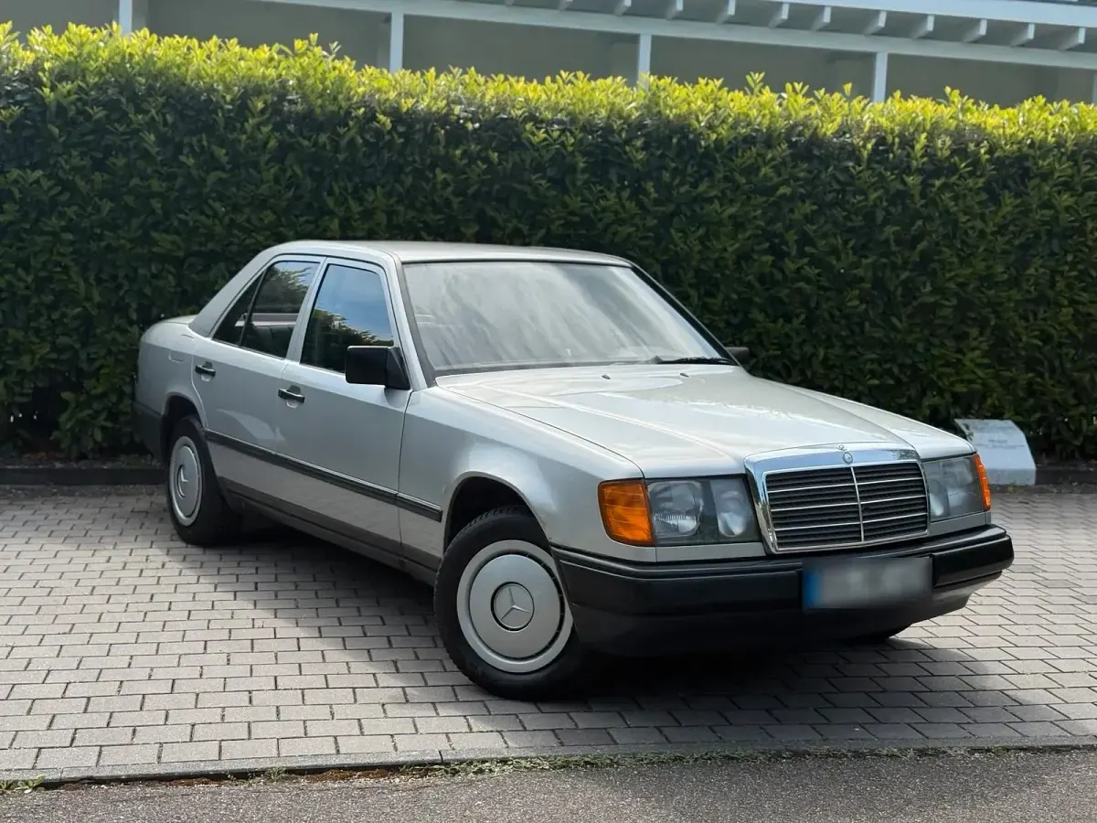 Używany Mercedes E230 132 KM (97 kW) 1986 Szary Sedan/Limuzyna
