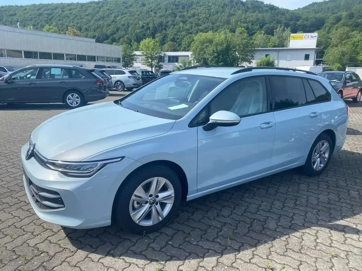 Neu VW Golf VIII Goal 150 PS (110 kW) 2026 Crystal ice blue metallic Kombi