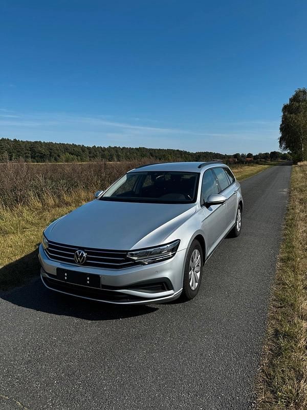 Silber Gebraucht 2021 VW Passat Kombi | 16.000 € (Guter Preis) - Bild 1/4