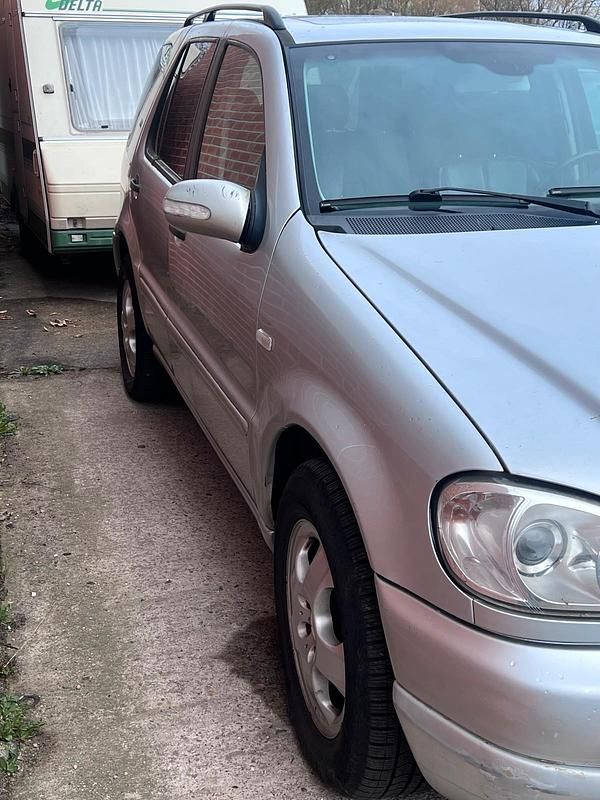 Gebraucht Mercedes ML270 163 PS (119 kW) 2001 Silber SUV