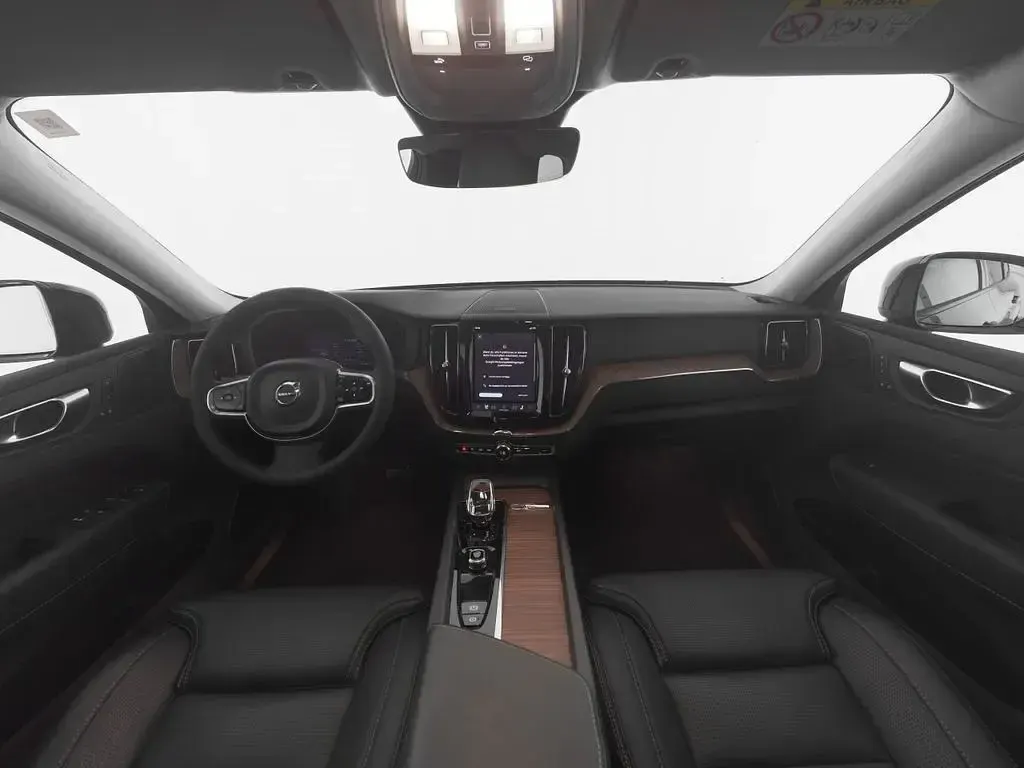 Gebraucht Volvo XC60 Plus 197 PS (144 kW) 2023 Schwarz onyx black / metallic SUV