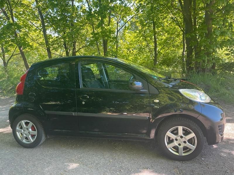 Gebraucht Peugeot 107 68 PS (50 kW) 2010 Schwarz Kleinwagen