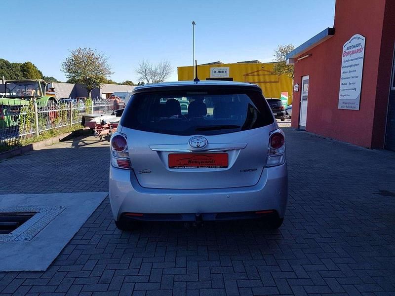 Gebraucht Toyota Verso Executive 147 PS (108 kW) 2017 Silber Van / Kleinbus