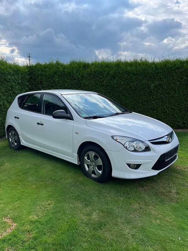 Weiß Gebraucht 2010 Hyundai i30 Kleinwagen | 3.500 € (Fairer Preis) - Bild 1/4