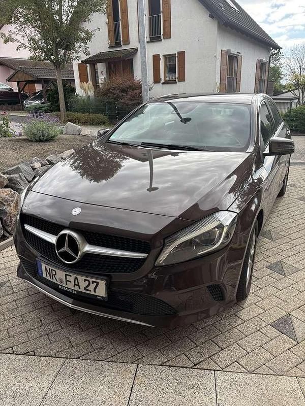 Braun Gebraucht 2016 Mercedes A180 Limousine | 11.800 € (Fairer Preis) - Bild 1/4
