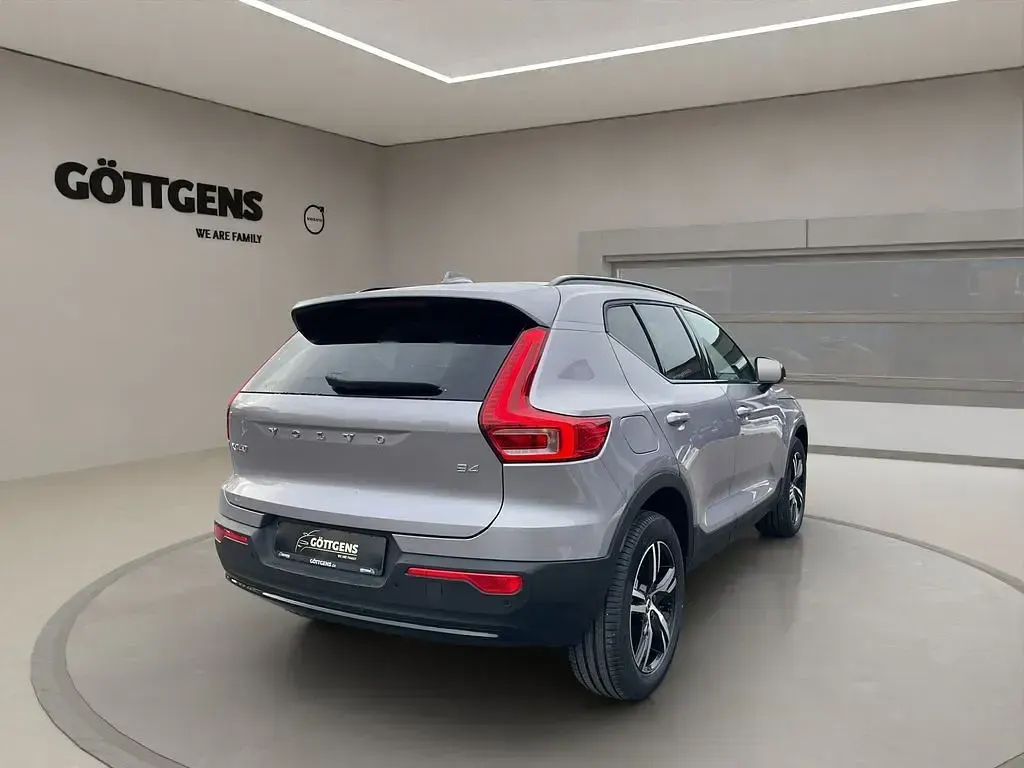 Neu Volvo XC40 Plus 197 PS (144 kW) 2026 Grau SUV