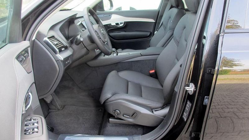 Neu Volvo XC90 Plus 310 PS (228 kW) 2025 Schwarz SUV