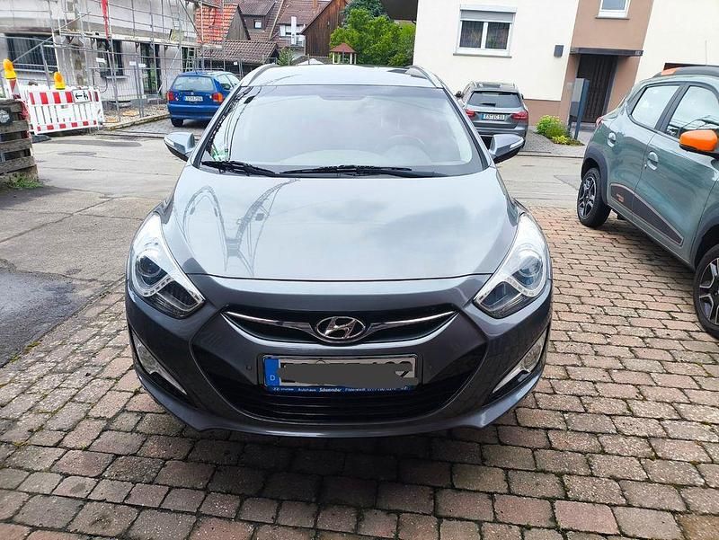 Grau Gebraucht 2012 Hyundai i40 Style Kombi | 7.600 € (Fairer Preis) - Bild 1/4