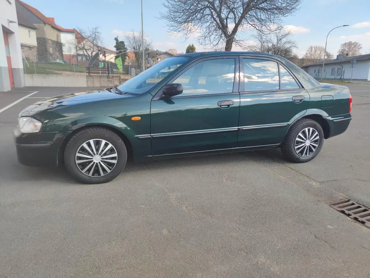 Usata Mazda 323 88 CV (64 kW) 1998 Verde Berlina
