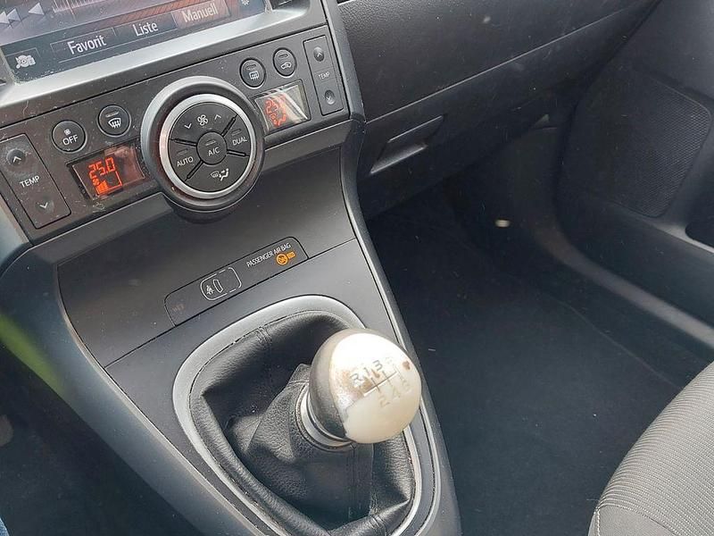 Gebraucht Toyota Verso Edition-S 111 PS (81 kW) 2017 Silber Van / Kleinbus