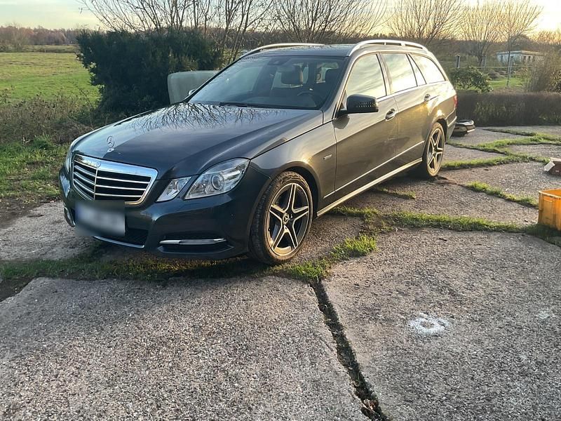 Grau Gebraucht 2011 Mercedes E220 Avantgarde Kombi | 9.750 € (Guter Preis) - Bild 1/4