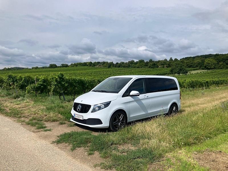 Weiß Gebraucht 2022 Mercedes V220 Van / Kleinbus | 43.000 € (Fairer Preis) - Bild 1/4