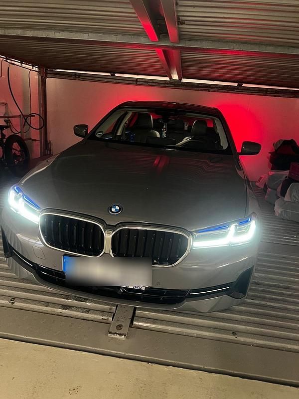 Silber Gebraucht 2022 BMW 520 Shadowline Limousine | 34.000 € - Bild 1/4