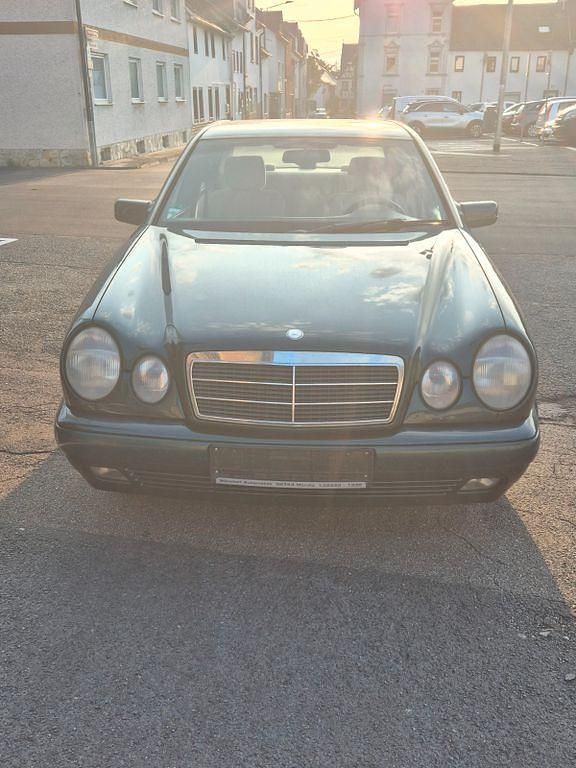 Grün Gebraucht 1996 Mercedes E200 Elegance Limousine | 1.800 € (Superpreis) - Bild 1/4