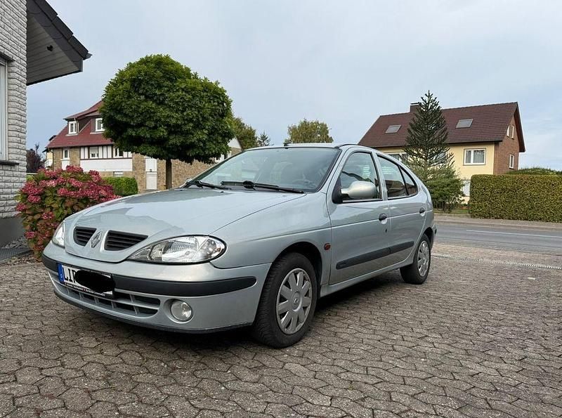 Grau Gebraucht 2001 Renault Mégane Limousine | 2.900 € (Etwas zu teuer) - Bild 1/4