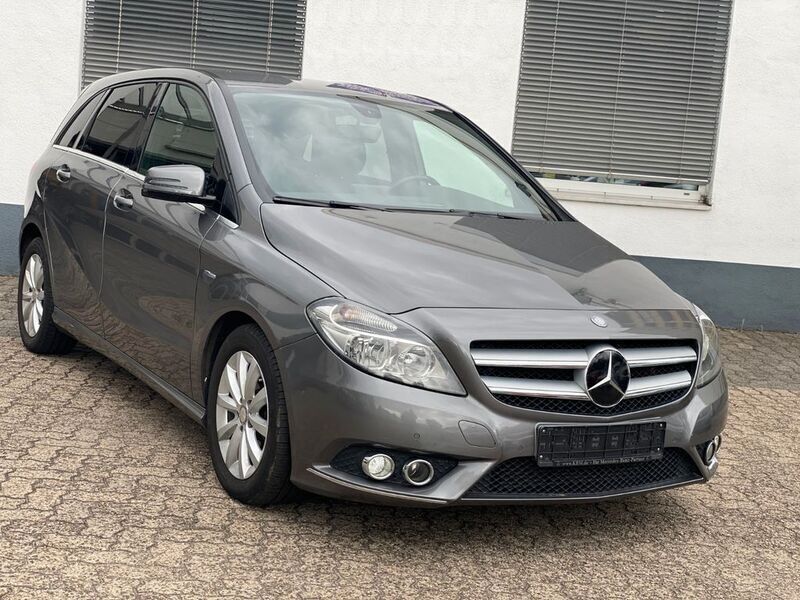Grau Gebraucht 2013 Mercedes B180 Sport Van / Kleinbus | 7.900 € (Superpreis) - Bild 1/4