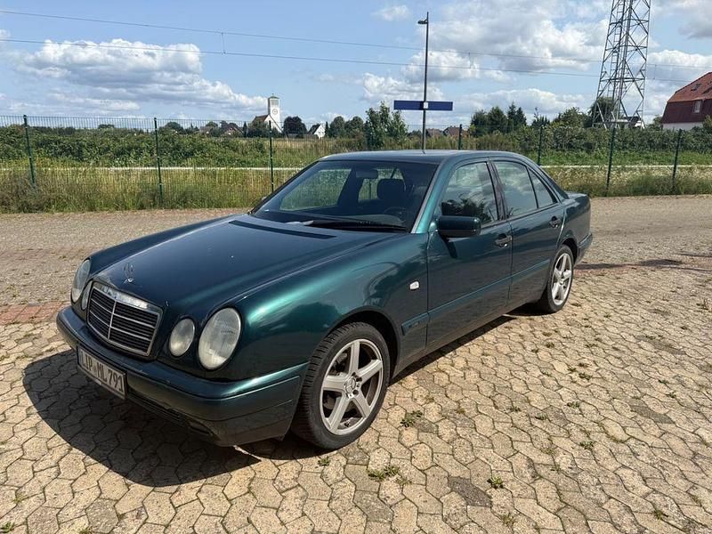 Gebraucht 1998 Mercedes E220 Limousine | 4.600 € (Superpreis) - Bild 1/4