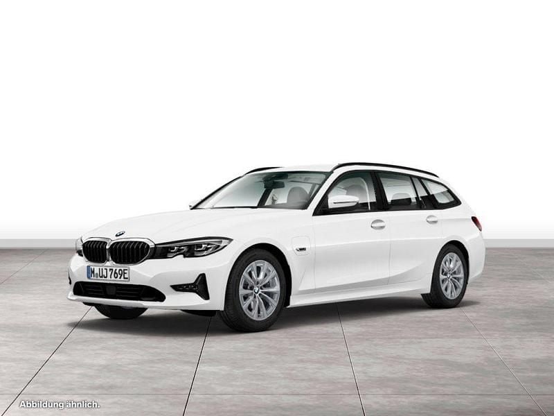 Alpinweiss iii Gebraucht 2022 BMW 320e Advantage Kombi | 26.990 € (Fairer Preis) - Bild 1/4