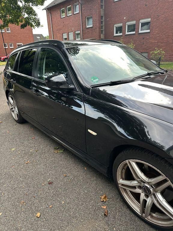 Schwarz Gebraucht 2011 BMW 320 Kombi | 3.400 € (Superpreis) - Bild 1/4