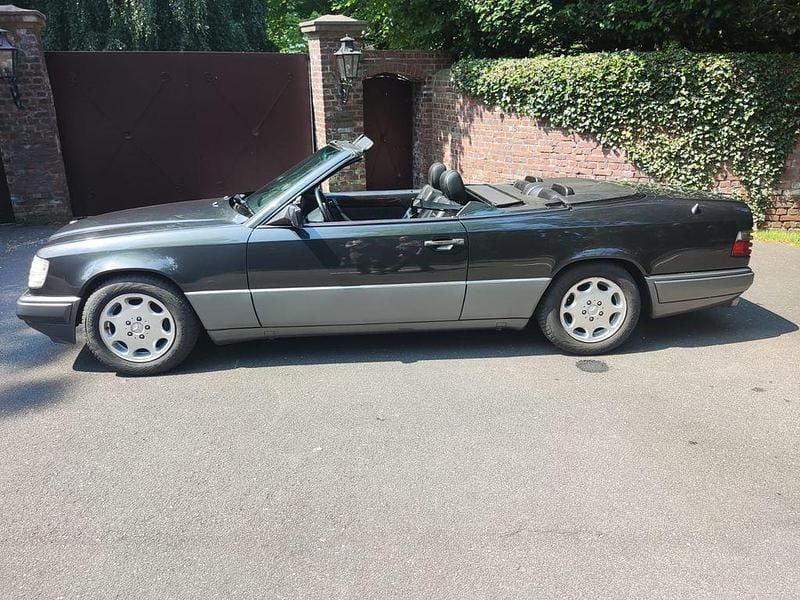 Schwarz Gebraucht 1995 Mercedes E220 Cabrio | 15.490 € - Bild 1/4