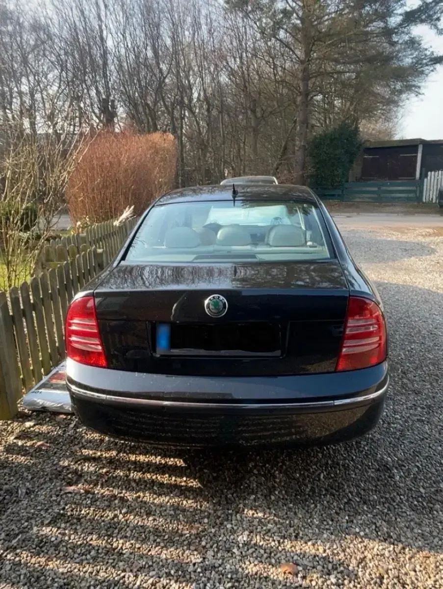 Używany Skoda Superb Elegance 150 KM (110 kW) 2004 Czarny Sedan/Limuzyna