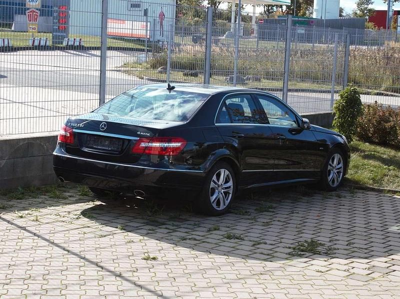 Gebraucht Mercedes E350 Avantgarde 265 PS (194 kW) 2011 Schwarz Limousine