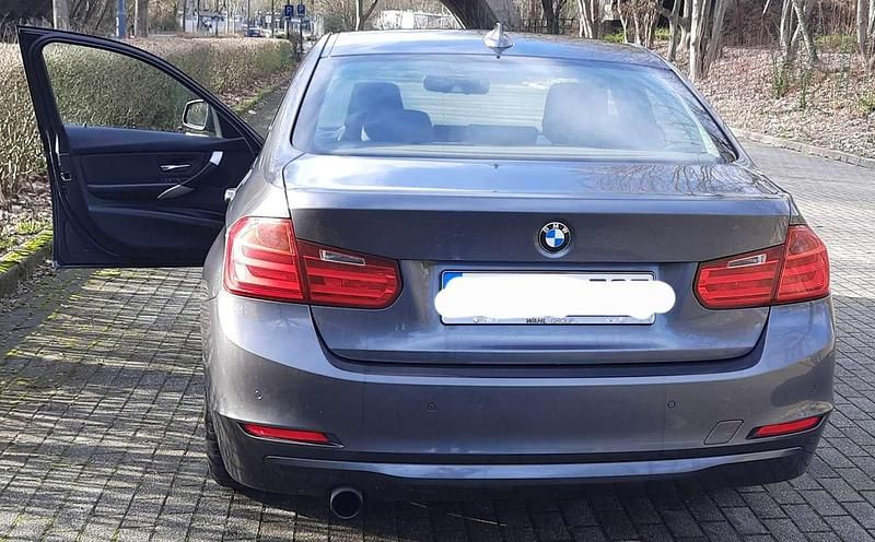 Gebraucht BMW 320 184 PS (135 kW) 2012 Grau Limousine