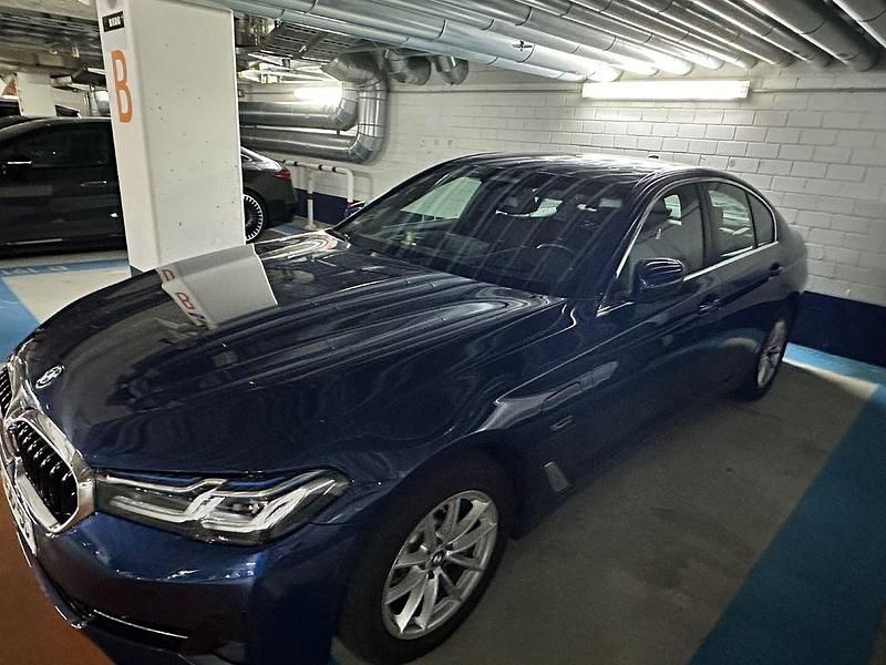 Blau Gebraucht 2022 BMW 530e Limousine | 40.500 € (Etwas zu teuer) - Bild 1/2