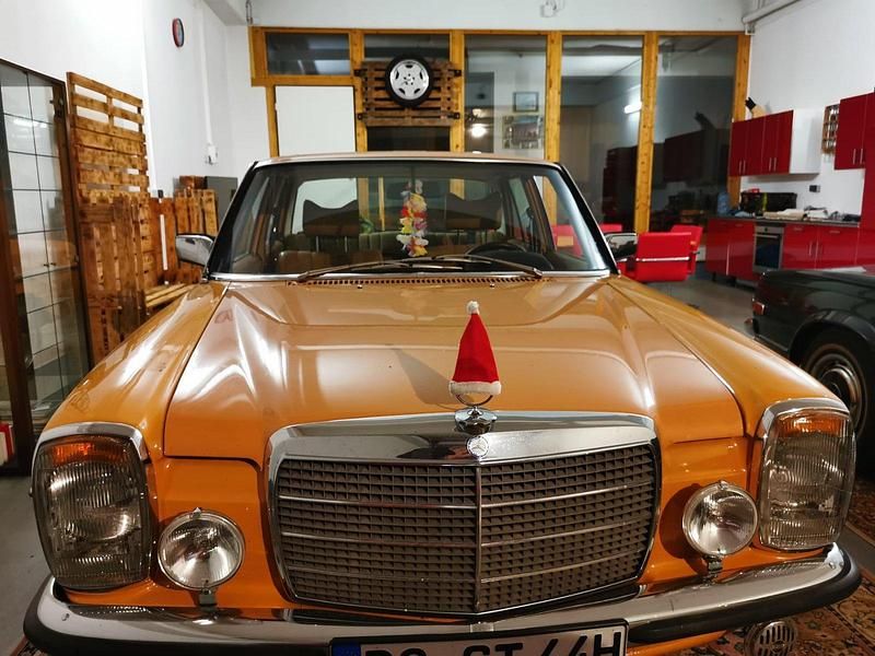 Orange Gebraucht 1974 Mercedes W114 Limousine | 10.500 € - Bild 1/4