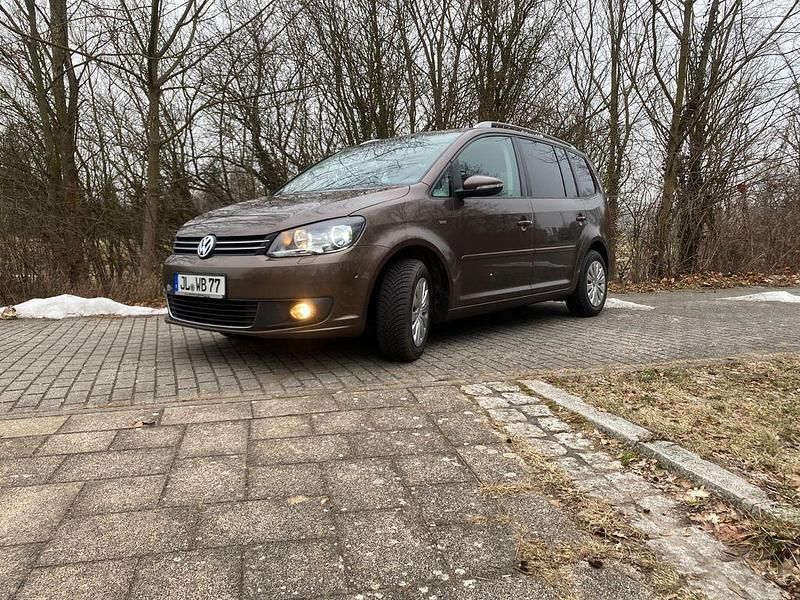 Braun Gebraucht 2013 VW Touran Life Van / Kleinbus | 9.990 € (Fairer Preis) - Bild 1/4
