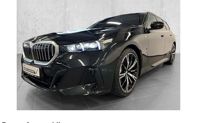 Schwarz Gebraucht 2024 BMW 520 Comfort Edition Kombi | 49.780 € (Superpreis) - Bild 1/4
