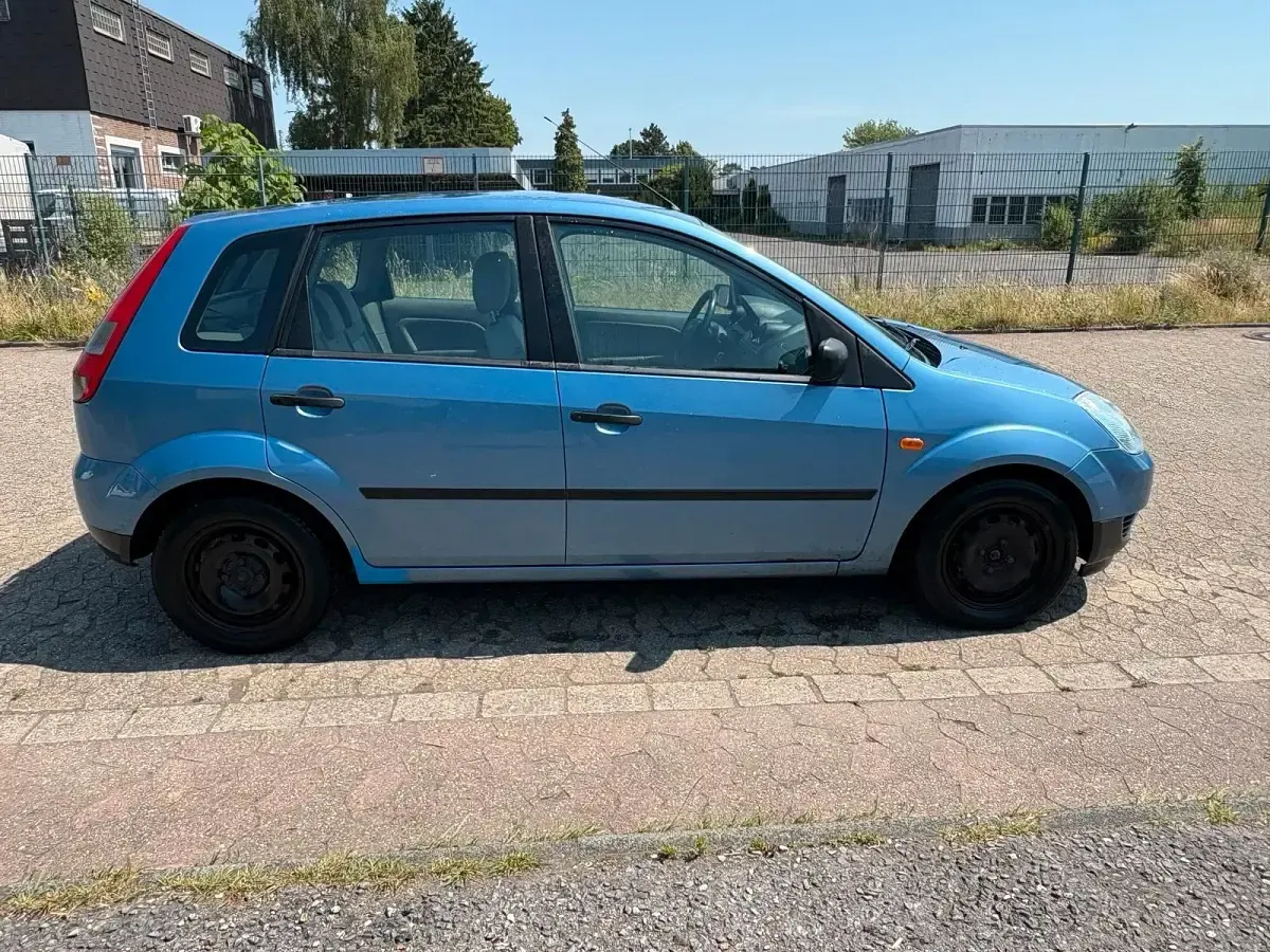 Gebraucht Ford Fiesta 70 PS (51 kW) 2003 Blau Kleinwagen