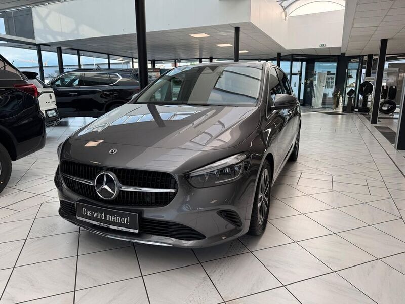 Mountaingrau met. Gebraucht 2023 Mercedes B180 Advanced Van / Kleinbus | 31.980 € (Etwas zu teuer) - Bild 1/4