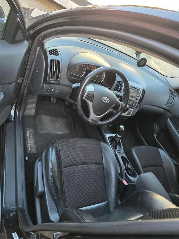 Gebraucht Hyundai i30 115 PS (84 kW) 2011 Schwarz Kombi