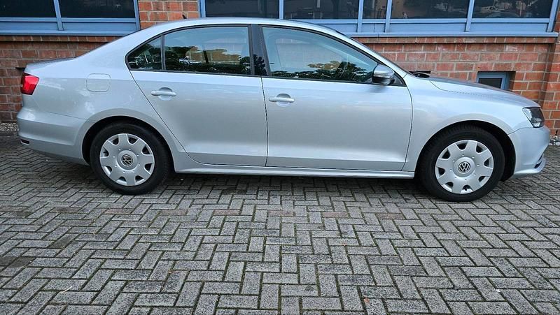 Gebraucht VW Jetta 105 PS (77 kW) 2015 Silber Limousine