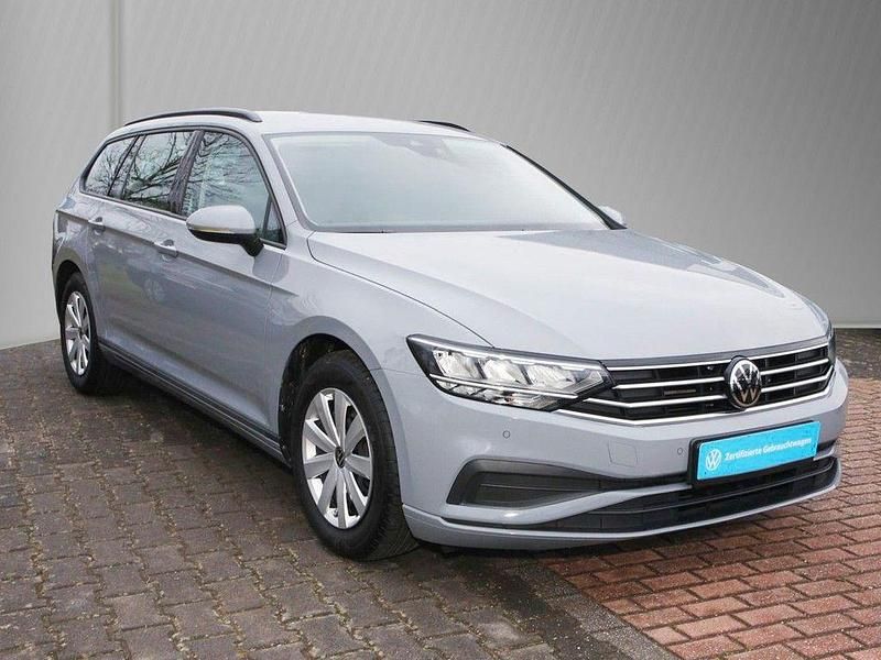Gebraucht VW Passat Basis 122 PS (89 kW) 2022 Grau Kombi