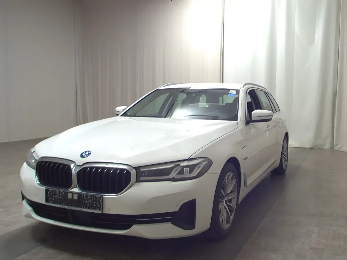 Gebraucht BMW 530e Sport Line 292 PS (214 kW) 2023 Hvid Kombi