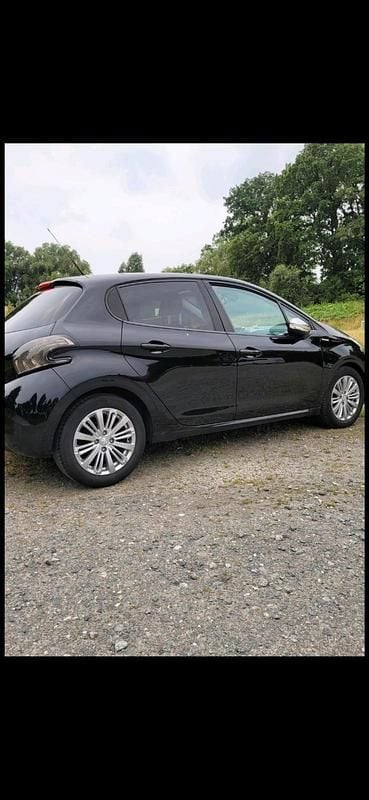 Schwarz Gebraucht 2017 Peugeot 208 Kleinwagen | 4.900 € (Guter Preis) - Bild 1/4