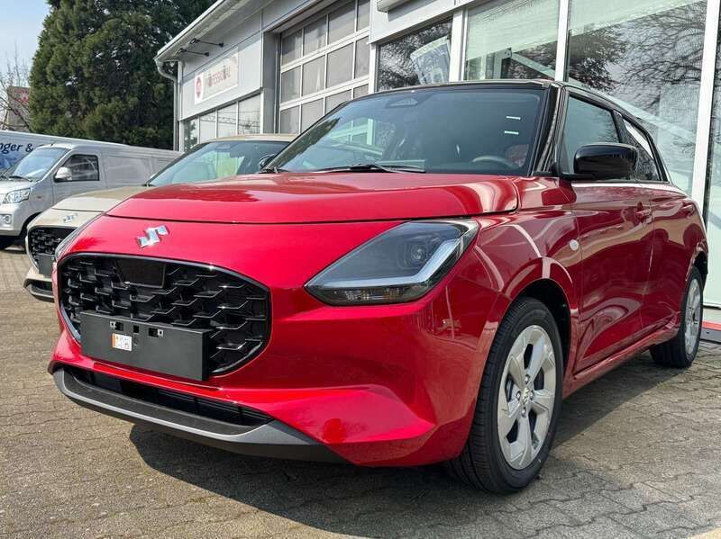 Burning red pearl metallic/sup Neu 2025 Suzuki Swift Comfort Kleinwagen | 21.210 € - Bild 1/4