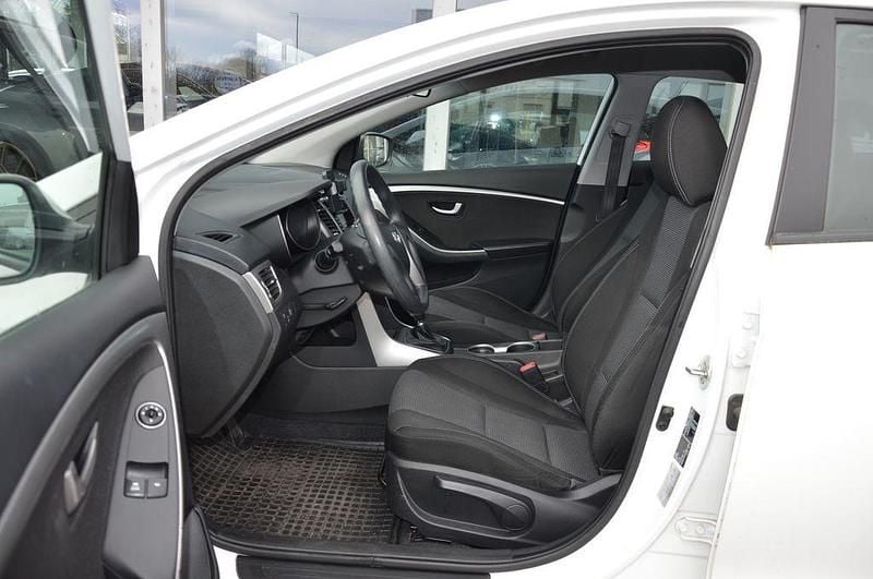 Gebraucht Hyundai i30 Classic 101 PS (74 kW) 2015 Weiß Limousine