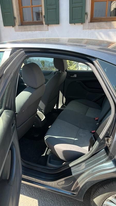 Usata Ford Focus 100 CV (73 kW) 2006 Blu Utilitaria