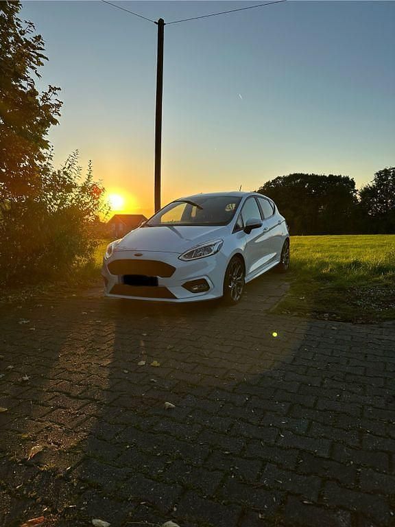 Weiß Gebraucht 2018 Ford Fiesta ST-Line Kleinwagen | 10.490 € (Fairer Preis) - Bild 1/4