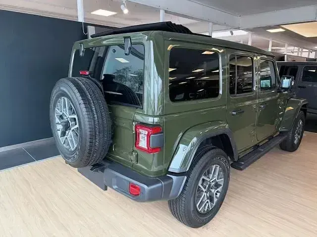 Neu Jeep Wrangler Sahara 272 PS (200 kW) 2025 Grün SUV