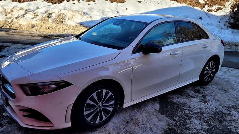 Weiß Gebraucht 2022 Mercedes A180 Limousine | 24.500 € (Etwas zu teuer) - Bild 1/4