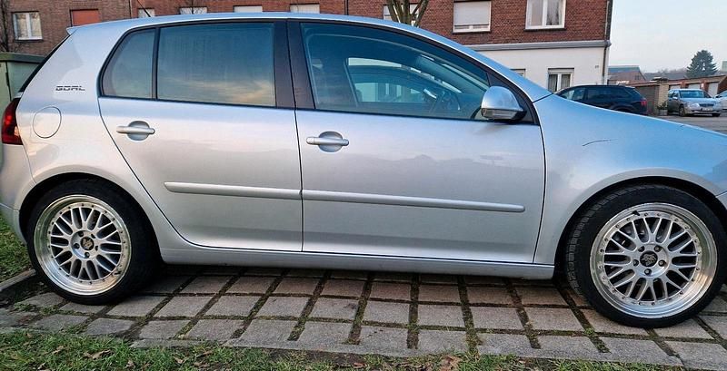 Grau Gebraucht 2007 VW Golf V Limousine | 2.000 € (Fairer Preis) - Bild 1/4