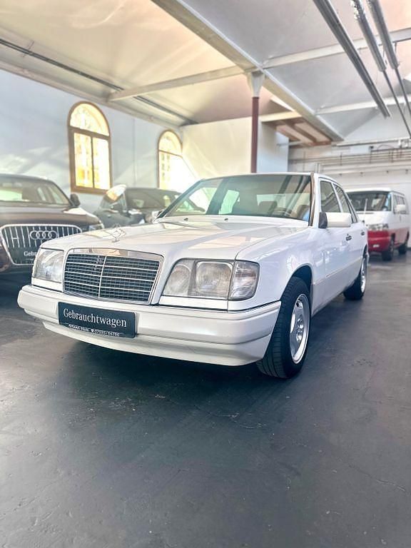 Weiß Gebraucht 1993 Mercedes E200 Limousine | 8.990 € - Bild 1/4