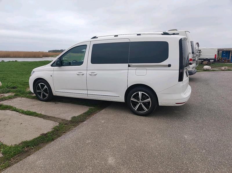 Weiß Gebraucht 2021 VW Caddy Maxi Style Van / Kleinbus | 32.000 € (Etwas zu teuer) - Bild 1/4