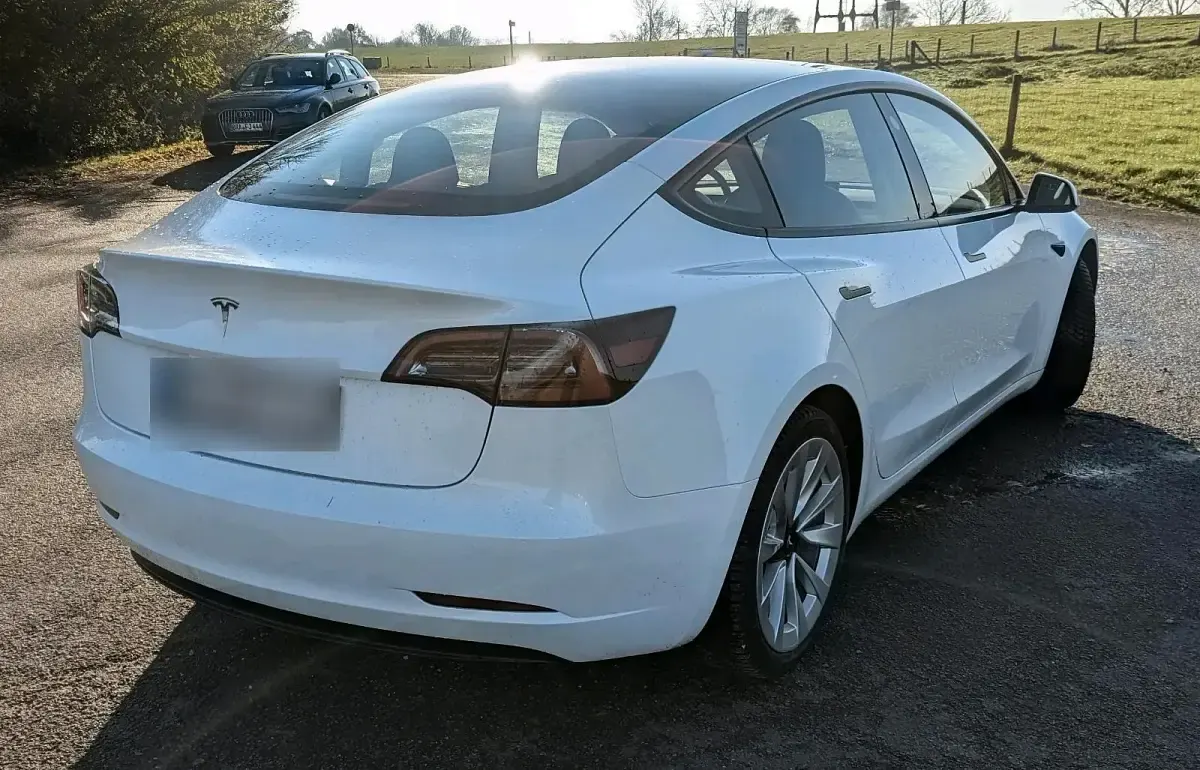 Gebraucht Tesla Model 3 Standard Range 239 kW (325 PS) 2022 Weiß Limousine