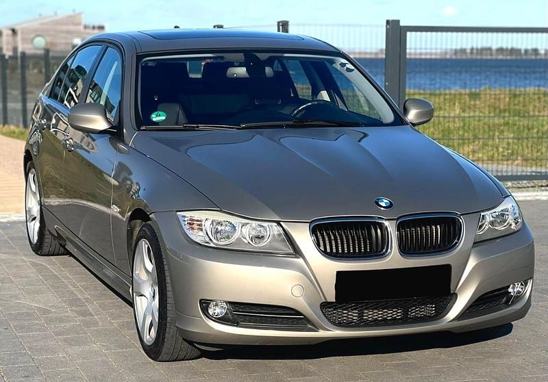 Gebraucht BMW 320 177 PS (130 kW) 2010 Gold Limousine