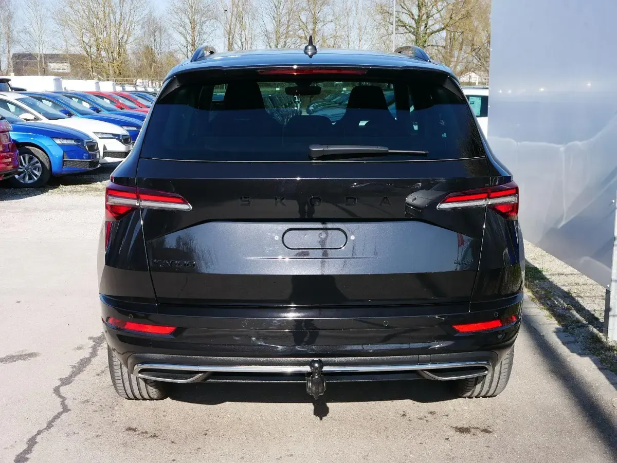 Neu Skoda Karoq SportLine 190 PS (139 kW) 2026 Blackmagic perleffekt SUV
